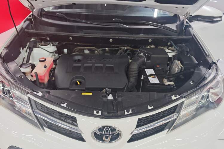 Used Toyota RAV4 2015 2.0L CVT Two-Wheel Drive Fashion Edition Engine Bay