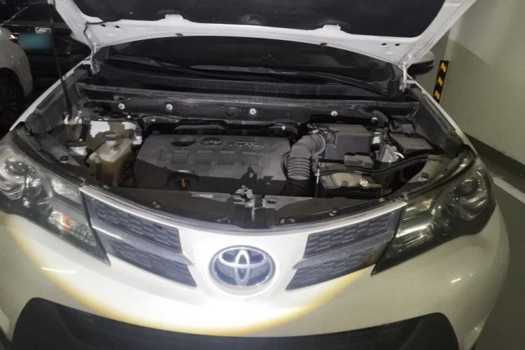 Used Toyota RAV4 2015 2.0L CVT Two-Wheel Drive Fashion Edition Engine Bay