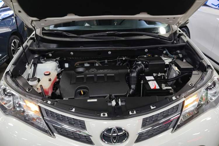 Used Toyota RAV4 2015 2.0L CVT Two-Wheel Drive Fashion Edition Engine Bay