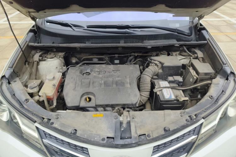 Used Toyota RAV4 2015 2.0L CVT Two-Wheel Drive Fashion Edition Engine Bay