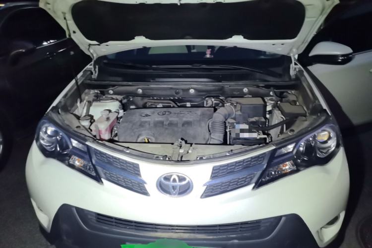 Used Toyota RAV4 2015 2.0L CVT Two-Wheel Drive Fashion Edition Engine Bay