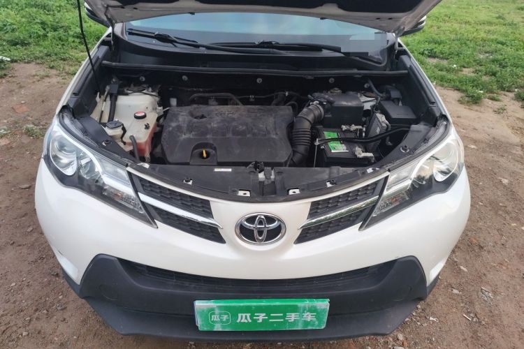 Used Toyota RAV4 2015 2.0L CVT Two-Wheel Drive Fashion Edition Engine Bay