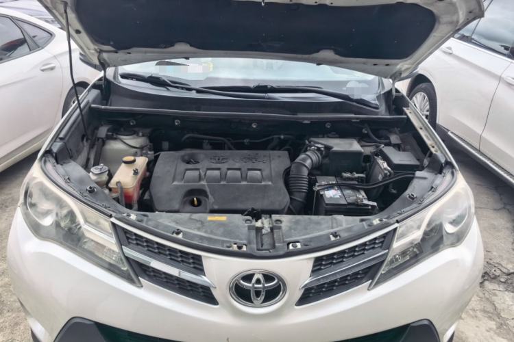 Used Toyota RAV4 2015 2.0L CVT Two-Wheel Drive Fashion Edition Engine Bay