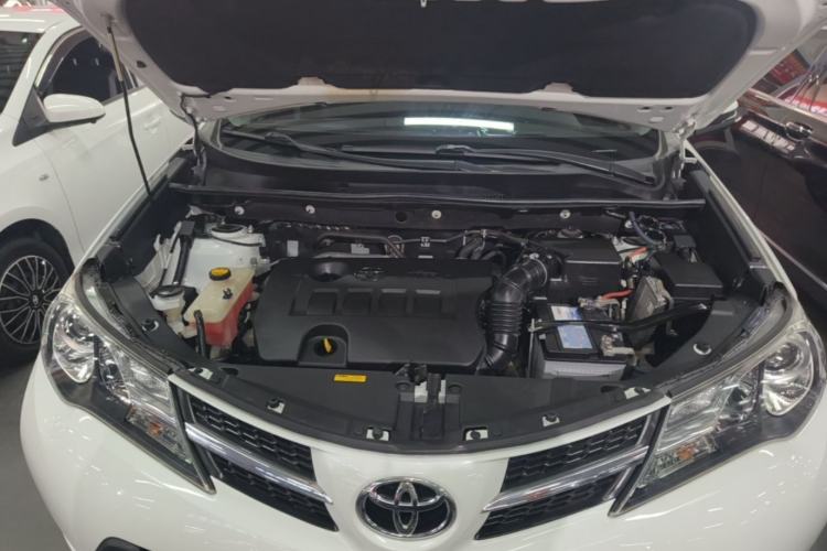 Used Toyota RAV4 2015 2.0L CVT Two-Wheel Drive Fashion Edition Engine Bay