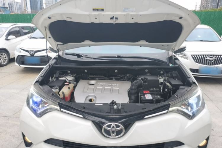 Used Toyota RAV4 2015 2.0L CVT Two-Wheel Drive Fashion Edition Engine Bay