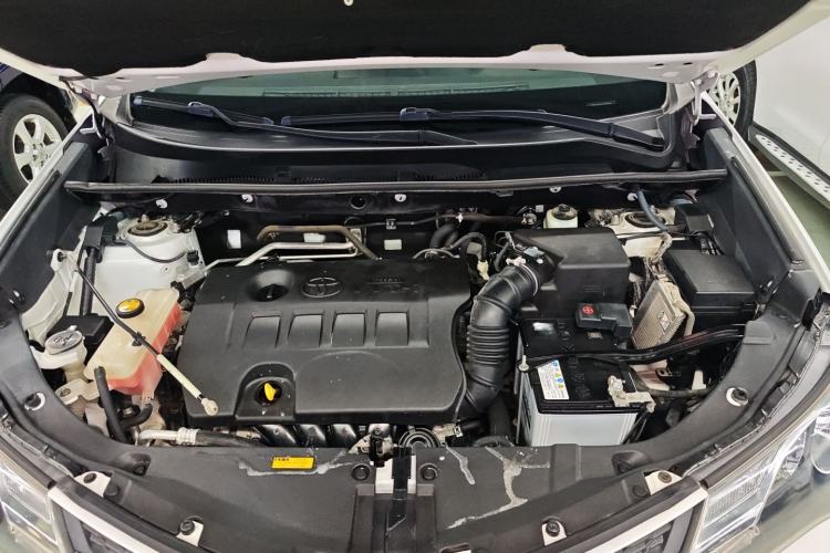 Used Toyota RAV4 2015 2.0L CVT Two-Wheel Drive Fashion Edition Engine Bay