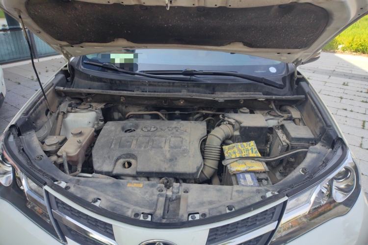 Used Toyota RAV4 2015 2.0L CVT Two-Wheel Drive Fashion Edition Engine Bay