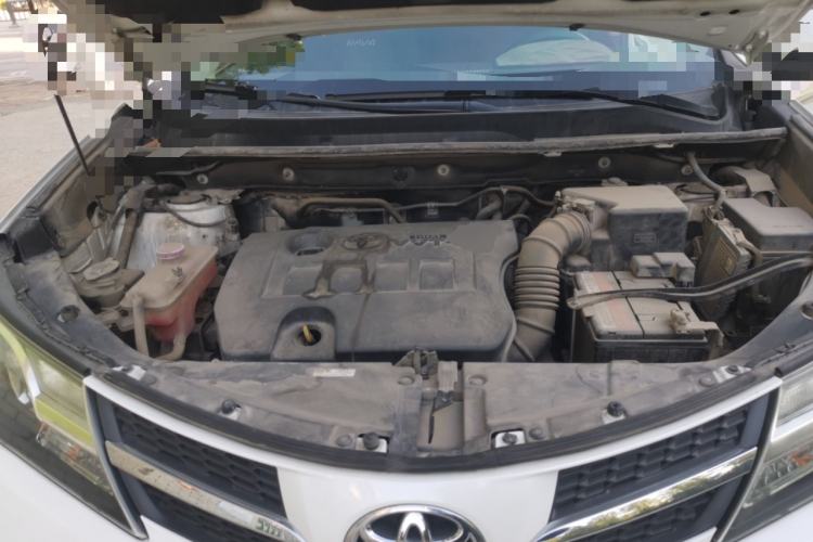 Used Toyota RAV4 2015 2.0L CVT Two-Wheel Drive Fashion Edition Engine Bay