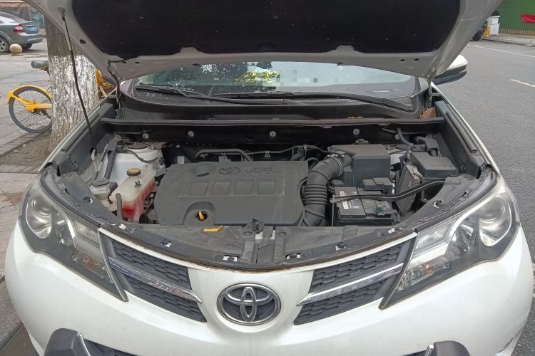 Used Toyota RAV4 2015 2.0L CVT Two-Wheel Drive Fashion Edition Engine Bay
