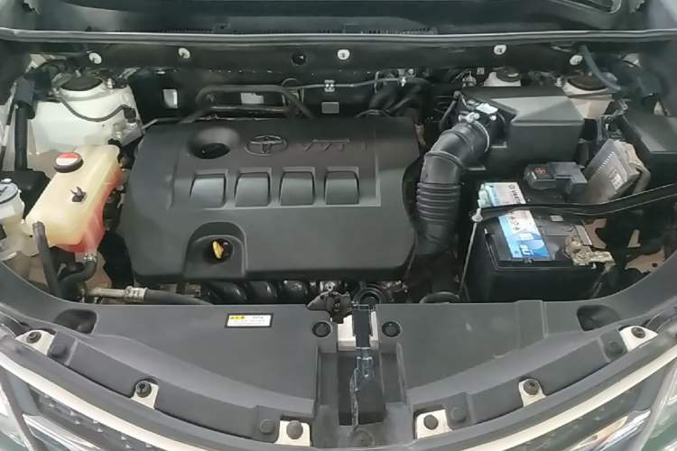 Used Toyota RAV4 2015 2.0L CVT Two-Wheel Drive Fashion Edition Engine Bay