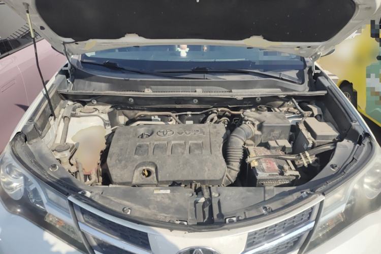 Used Toyota RAV4 2015 2.0L CVT Two-Wheel Drive Fashion Edition Engine Bay