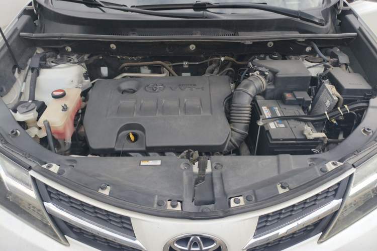 Used Toyota RAV4 2015 2.0L CVT Two-Wheel Drive Fashion Edition Engine Bay