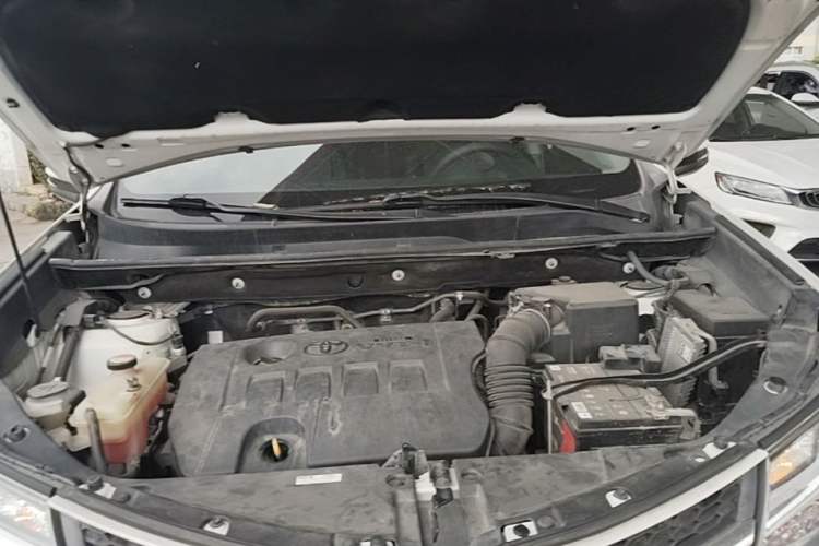 Used Toyota RAV4 2015 2.0L CVT Two-Wheel Drive Fashion Edition Engine Bay