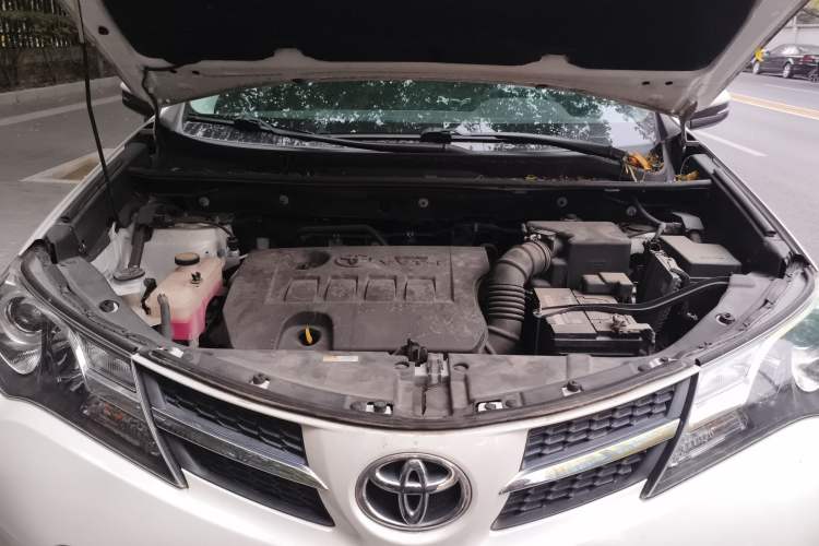Used Toyota RAV4 2015 2.0L CVT Two-Wheel Drive Fashion Edition Engine Bay