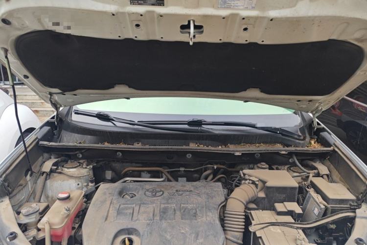 Used Toyota RAV4 2015 2.0L CVT Two-Wheel Drive Fashion Edition Engine Bay
