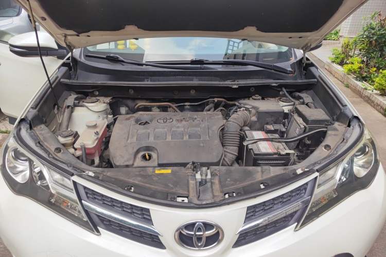 Used Toyota RAV4 2015 2.0L CVT Two-Wheel Drive Fashion Edition Engine Bay