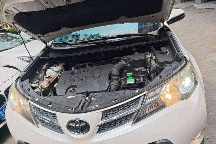 Used Toyota RAV4 2015 2.0L CVT Two-Wheel Drive Fashion Edition Engine Bay