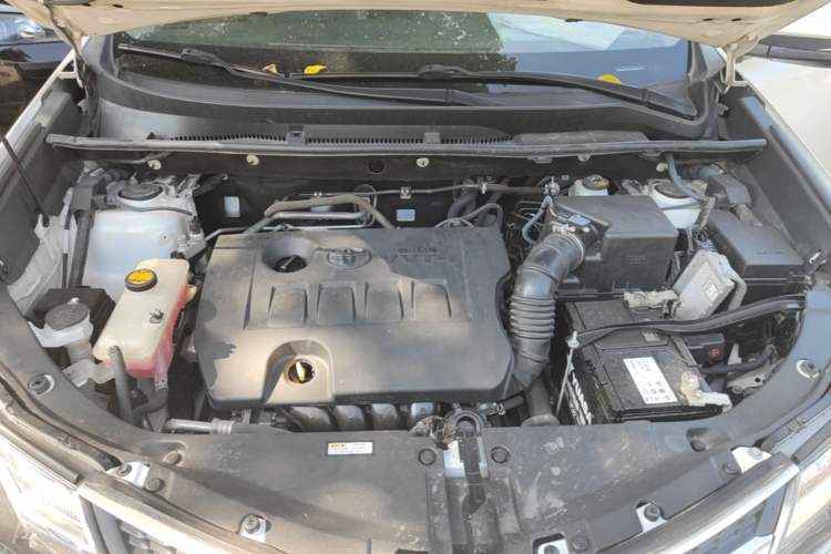 Used Toyota RAV4 2015 2.0L CVT Two-Wheel Drive Fashion Edition Engine Bay