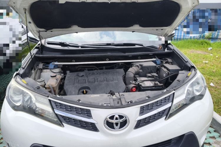 Used Toyota RAV4 2015 2.0L CVT Two-Wheel Drive Fashion Edition Engine Bay