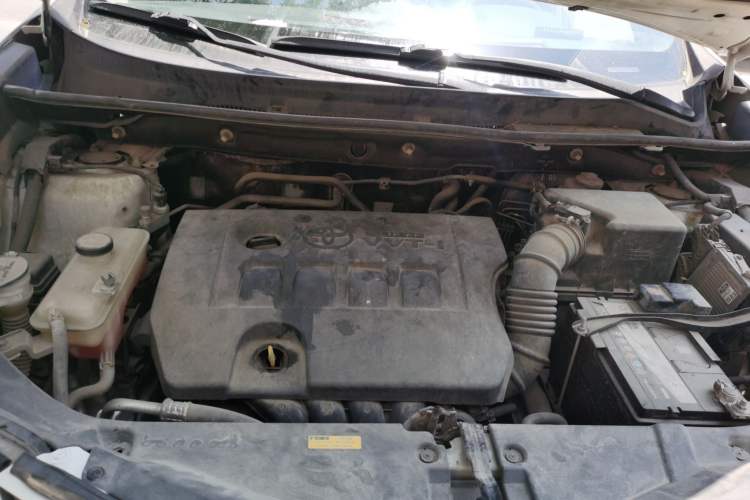 Used Toyota RAV4 2015 2.0L CVT Two-Wheel Drive Fashion Edition Engine Bay