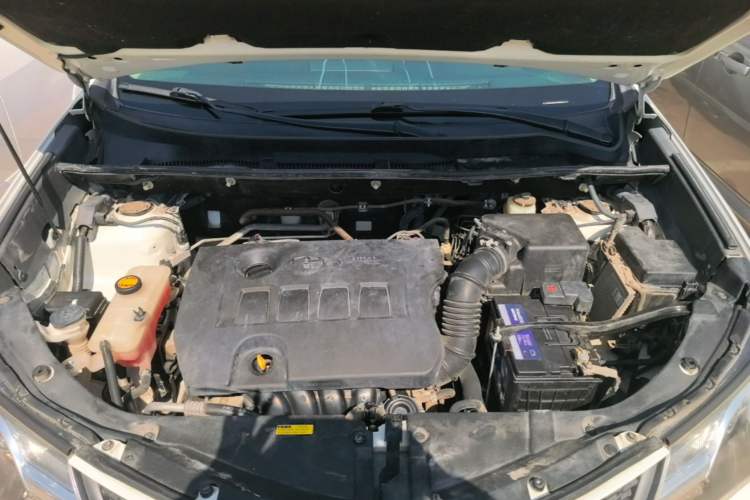 Used Toyota RAV4 2015 2.0L CVT Two-Wheel Drive Fashion Edition Engine Bay