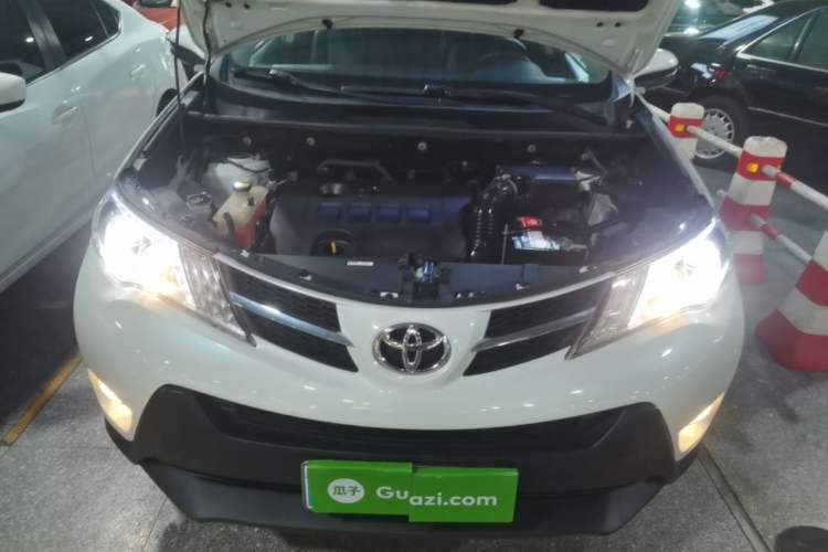 Used Toyota RAV4 2015 2.0L CVT Two-Wheel Drive Fashion Edition Engine Bay