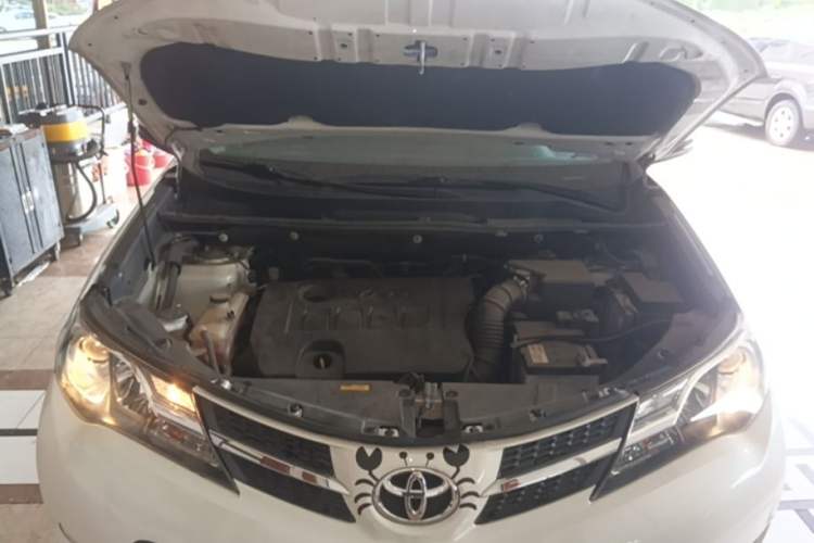 Used Toyota RAV4 2015 2.0L CVT Two-Wheel Drive Fashion Edition Engine Bay