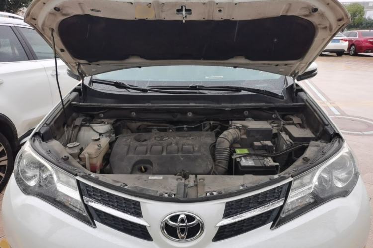 Used Toyota RAV4 2015 2.0L CVT Two-Wheel Drive Fashion Edition Engine Bay