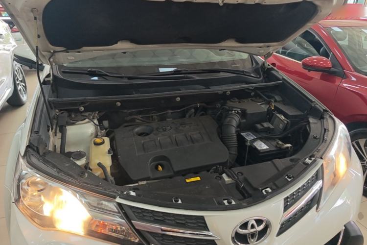 Used Toyota RAV4 2015 2.0L CVT Two-Wheel Drive Fashion Edition Engine Bay