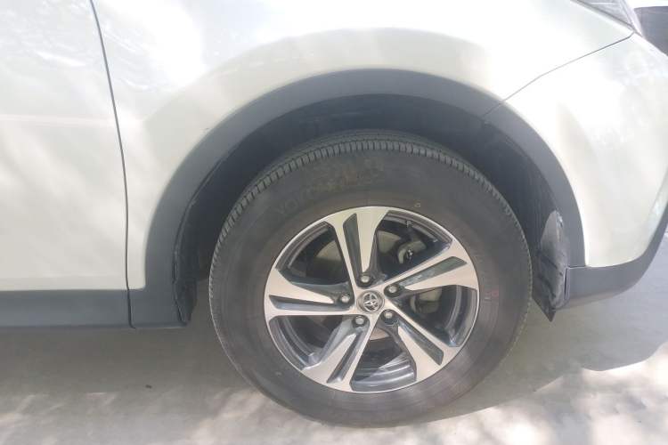 Used Toyota RAV4 2015 2.0L CVT Two-Wheel Drive Fashion Edition Exterior 1