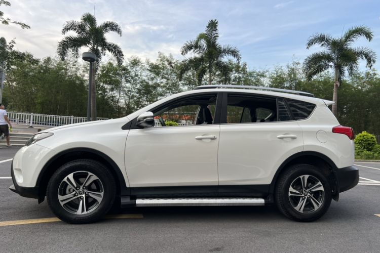 Used Toyota RAV4 2015 2.0L CVT Two-Wheel Drive Fashion Edition Exterior 1
