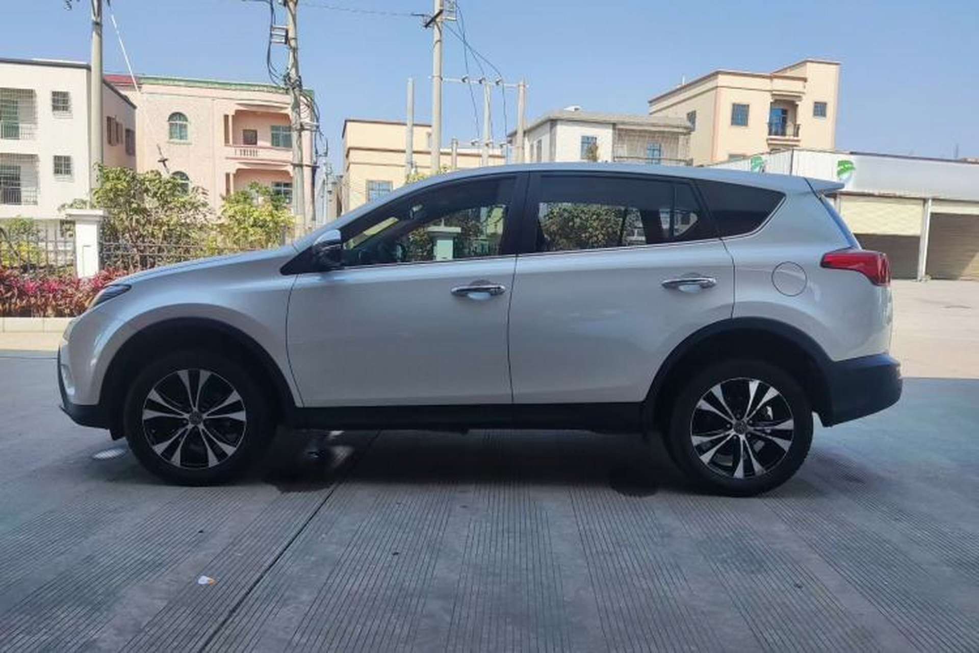 Used Toyota RAV4 2015 2.5L Automatic 4x4 Elite Edition Exterior 2