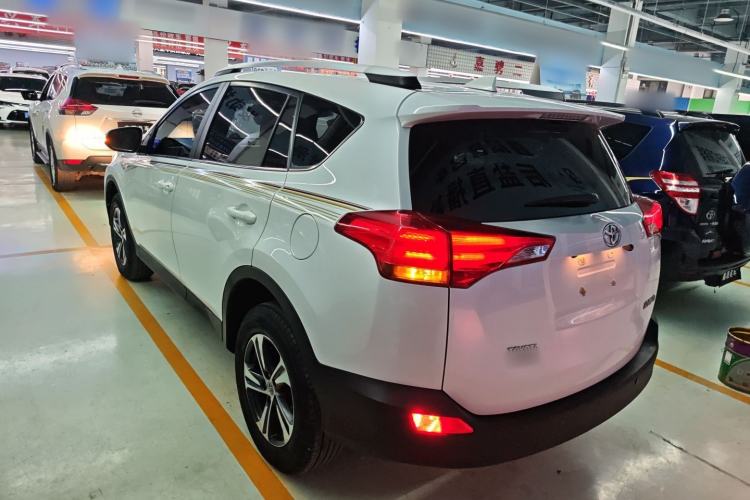 Used Toyota RAV4 2015 2.0L CVT Two-Wheel Drive Fashion Edition Exterior 2