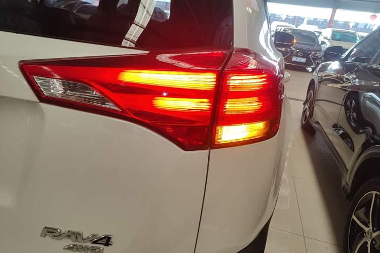 Used Toyota RAV4 2015 2.0L CVT Two-Wheel Drive Fashion Edition Exterior 3