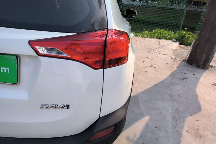 Used Toyota RAV4 2015 2.0L CVT Two-Wheel Drive Urban Edition Exterior 3