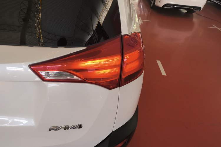 Used Toyota RAV4 2015 2.0L CVT Two-Wheel Drive Fashion Edition Exterior 3