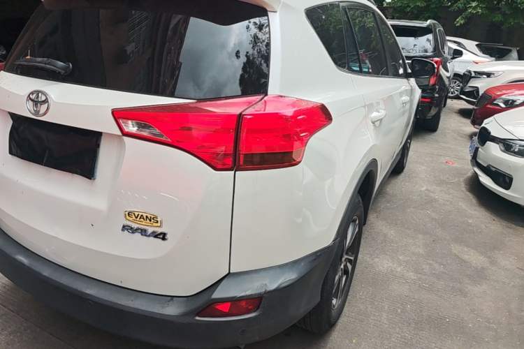 Used Toyota RAV4 2015 2.0L CVT Two-Wheel Drive Fashion Edition Exterior 3