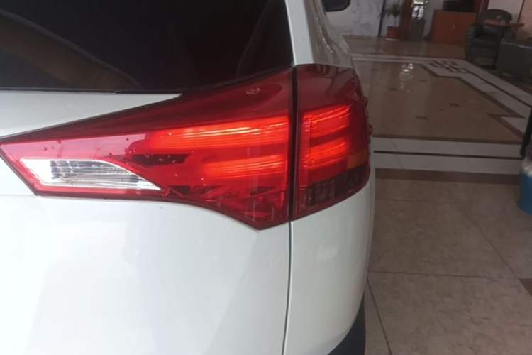 Used Toyota RAV4 2015 2.0L CVT Two-Wheel Drive Fashion Edition Exterior 3
