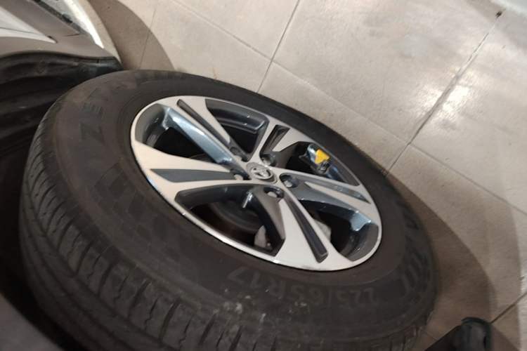 Used Toyota RAV4 2015 2.0L CVT Two-Wheel Drive Fashion Edition Exterior 4