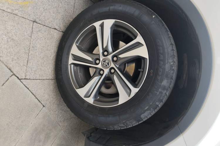 Used Toyota RAV4 2015 2.0L CVT Two-Wheel Drive Fashion Edition Exterior 4