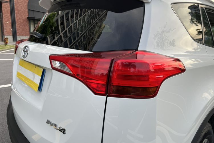 Used Toyota RAV4 2015 2.0L CVT Two-Wheel Drive Fashion Edition Exterior 4