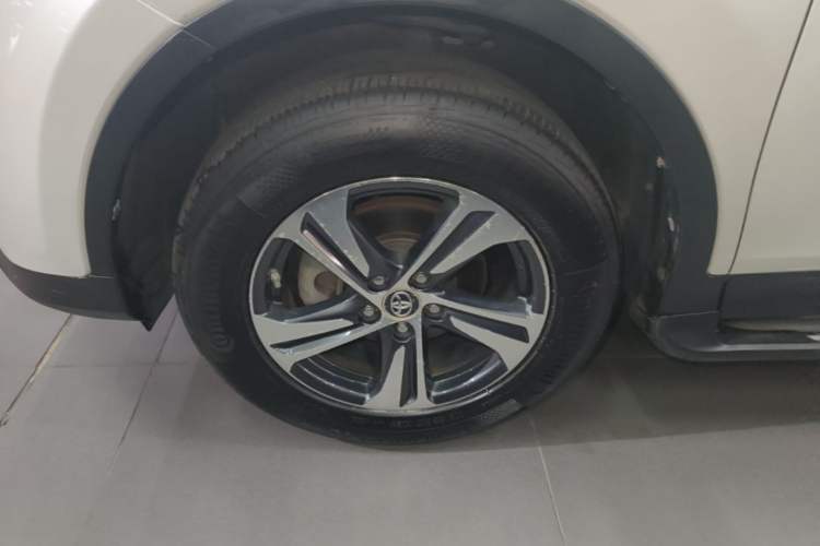 Used Toyota RAV4 2015 2.0L CVT Two-Wheel Drive Fashion Edition Exterior 4