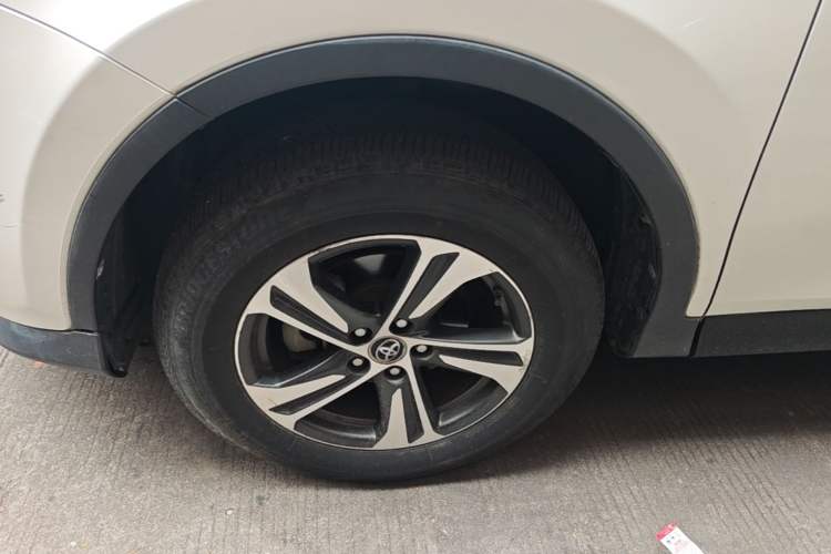 Used Toyota RAV4 2015 2.0L CVT Two-Wheel Drive Fashion Edition Exterior 4