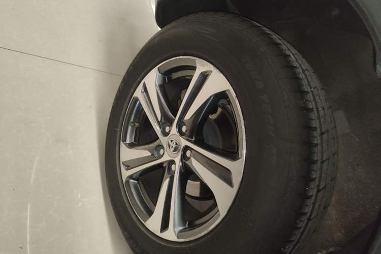 Used Toyota RAV4 2015 2.0L CVT Two-Wheel Drive Fashion Edition Exterior 5