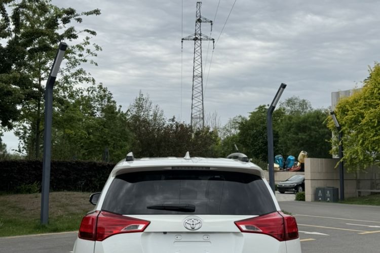 Used Toyota RAV4 2015 2.0L CVT Two-Wheel Drive Fashion Edition Exterior 5