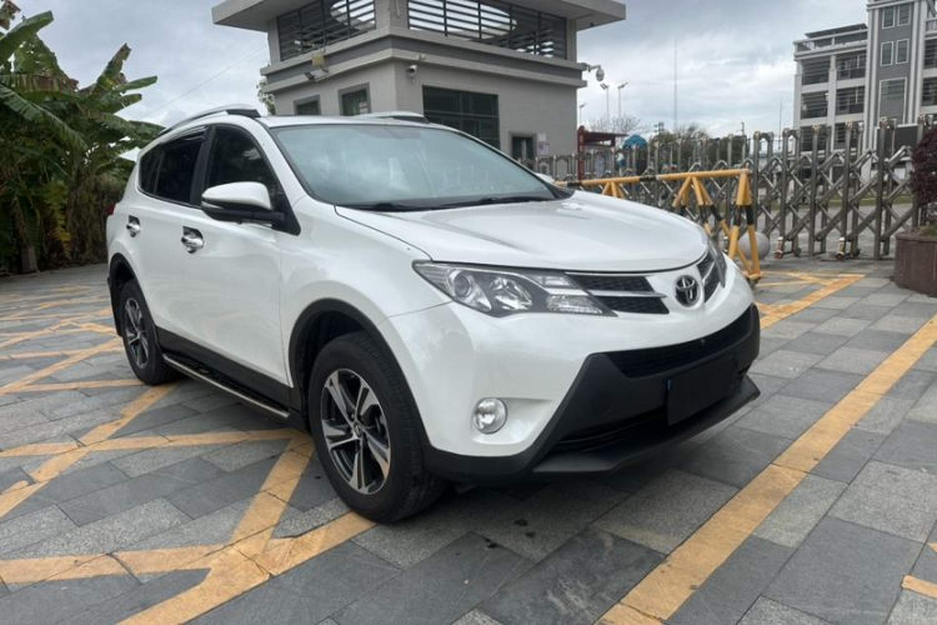 Used Toyota RAV4 2015 2.0L CVT Two-Wheel Drive Fashion Edition Exterior 5