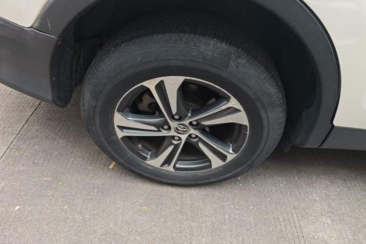 Used Toyota RAV4 2015 2.0L CVT Two-Wheel Drive Fashion Edition Exterior 5