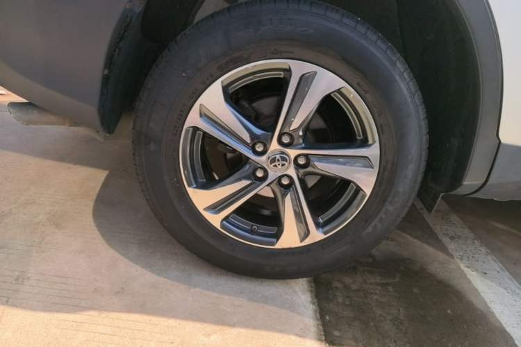 Used Toyota RAV4 2015 2.0L CVT Two-Wheel Drive Fashion Edition Exterior 5