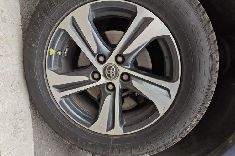 Used Toyota RAV4 2015 2.0L CVT Two-Wheel Drive Urban Edition Exterior 7