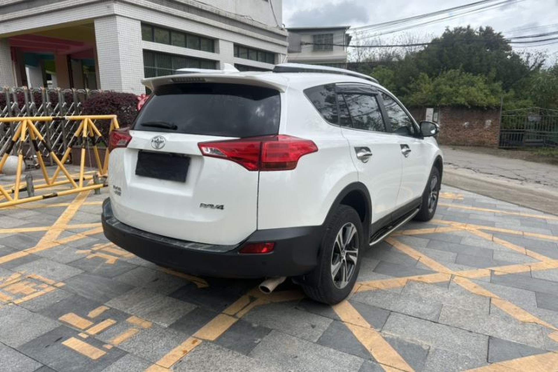 Used Toyota RAV4 2015 2.0L CVT Two-Wheel Drive Fashion Edition Exterior 9
